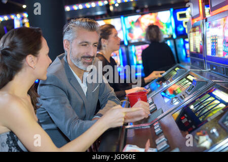 Paio di giocare le slot machine di Casino Foto Stock