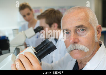 Testa di senior scientist microscopia in scienze della vita laboratorio di ricerca Foto Stock