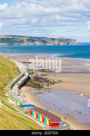 Vista sulla spiaggia di capanne a Whitby verso Sandsend e Kettleness nab. North Yorkshire, Inghilterra, Regno Unito Foto Stock