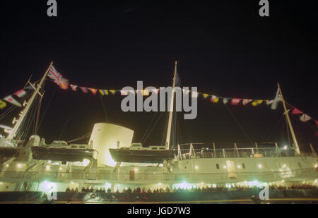 Gli ospiti del Sir Tom agricoltore guardare uno spettacolo di fuochi d'artificio per il primo evento ufficiale a bordo della ex Royal Yacht Britannia, che adesso è ormeggiata in Leigh Docks di Edimburgo. Foto Stock