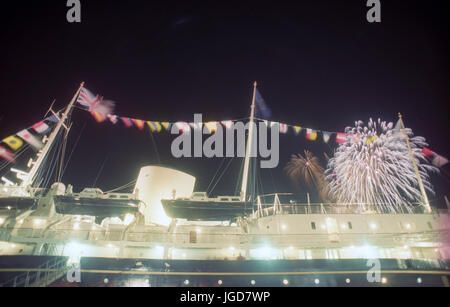 Gli ospiti del Sir Tom agricoltore guardare uno spettacolo di fuochi d'artificio per il primo evento ufficiale a bordo della ex Royal Yacht Britannia, che adesso è ormeggiata in Leigh Docks di Edimburgo. Foto Stock