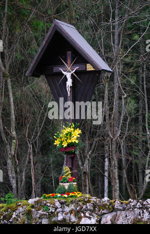 L'Italia, Prealpi Venete, altopiano di Asiago. Una piccola cappella in legno con il crocifisso. Foto Stock