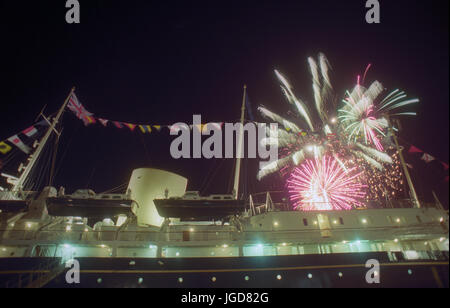 Gli ospiti del Sir Tom agricoltore guardare uno spettacolo di fuochi d'artificio per il primo evento ufficiale a bordo della ex Royal Yacht Britannia, che adesso è ormeggiata in Leigh Docks di Edimburgo. Foto Stock