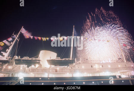 Gli ospiti del Sir Tom agricoltore guardare uno spettacolo di fuochi d'artificio per il primo evento ufficiale a bordo della ex Royal Yacht Britannia, che adesso è ormeggiata in Leigh Docks di Edimburgo. Foto Stock