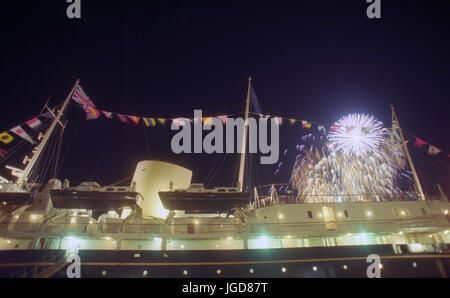 Gli ospiti del Sir Tom agricoltore guardare uno spettacolo di fuochi d'artificio per il primo evento ufficiale a bordo della ex Royal Yacht Britannia, che adesso è ormeggiata in Leigh Docks di Edimburgo. Foto Stock