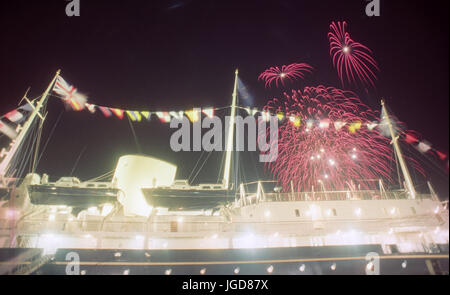 Gli ospiti del Sir Tom agricoltore guardare uno spettacolo di fuochi d'artificio per il primo evento ufficiale a bordo della ex Royal Yacht Britannia, che adesso è ormeggiata in Leigh Docks di Edimburgo. Foto Stock