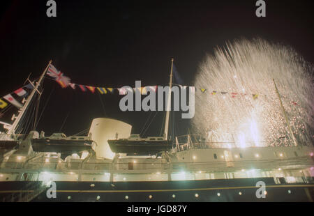 Gli ospiti del Sir Tom agricoltore guardare uno spettacolo di fuochi d'artificio per il primo evento ufficiale a bordo della ex Royal Yacht Britannia, che adesso è ormeggiata in Leigh Docks di Edimburgo. Foto Stock