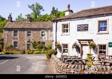 The Fox and Hounds pub nel villaggio di Starbotton superiore in Wharfedale, North Yorkshire Regno Unito Foto Stock