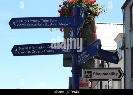 Una informazione turistica sign in inglese e in lingua gallese, ad Abergavenny, Regno Unito, 2 Luglio 2017 Foto Stock