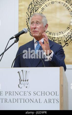 Il Principe di Galles durante il suo discorso per gli ospiti durante una visita al grado spettacolo presso il principe della scuola di arti tradizionali nella zona est di Londra. Foto Stock