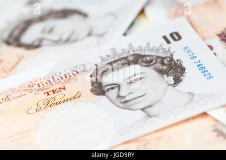 Dieci pound note della Bank of England giaceva su un tavolo. Close-up foto con messa a fuoco selettiva Foto Stock