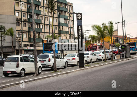 Punto taxi, Conceição Stazione, Linea 1-Blu, alla metropolitana, 27.09.2015, Capitale, Vila Guarani, Sao Paulo, Brasile. Foto Stock