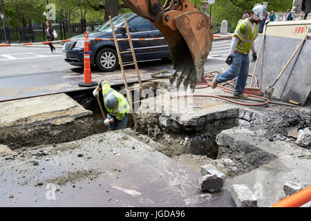 Costruzione di strada tubazione di utilità di posa dei lavoratori del team Boston STATI UNITI D'AMERICA Foto Stock