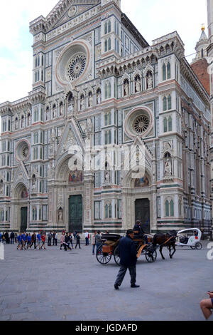 Facciata del Duomo di Firenze Foto Stock