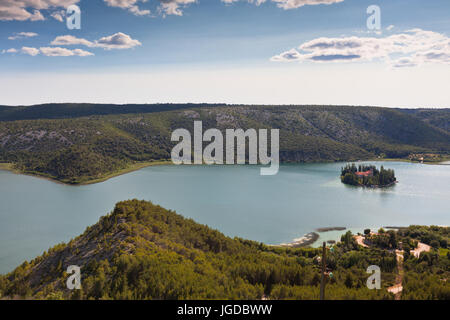 Visovac monastero cristiano sull isola nel Parco Nazionale di Krka, Croazia. Vista aerea Foto Stock