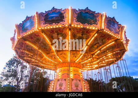 Merry-go-round in un parco di divertimenti Foto Stock