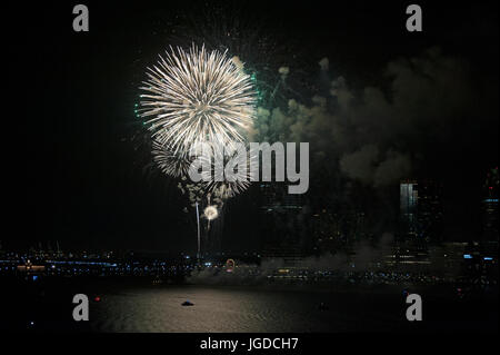 Fuochi d'artificio esplodere oltre il Fiume Hudson nella parte inferiore di Manhattan il 4 luglio 2017. Foto Stock