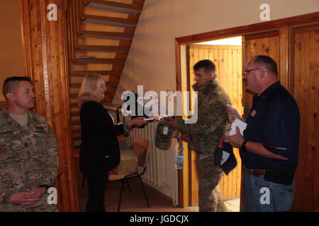 Soldati statunitensi, inglesi e rumeni che prestano servizio con la 15a Brigata meccanizzata polacca partecipano a una proiezione ricreativa di film presso la Bemowo Piskie Training area. L'unità multinazionale opera come una forza di deterrenza avanzata della NATO nella Polonia nord-orientale. Foto Stock