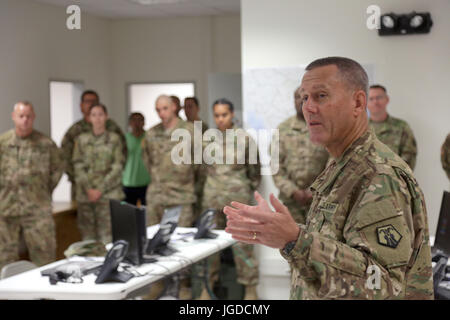 Brig. Gen. Steven Ainsworth, settima missione comando supporto comandante generale e del xxi Theatre supporto comando vice comandante generale, indirizzi soldati nel posto di comando, lunedì 3 luglio, 2017, a Novo Selo Area Formazione durante una cerimonia di promozione per Col. Timothy Sumovich e Staff Sgt. Contrassegnare la Medina. Il 7 MSC recentemente istituito il posto di comando a sostegno di Saber del tutore 17. (U.S. Esercito Foto di Sgt. 1. Classe John Freese) Foto Stock