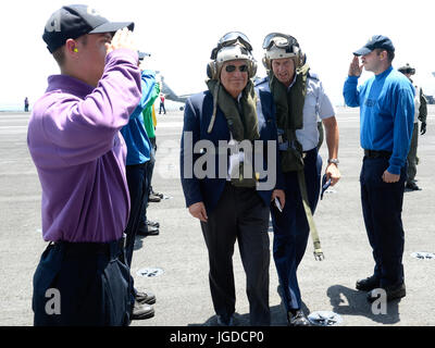 Stati Uniti Ambasciatore di Israele David Friedman e comandante, U.S. Forze Navali l Europa e l Africa Adm. Michelle Howard, ha ospitato il Primo Ministro israeliano Benjamin Netanyahu a bordo della classe Nimitz USS George H. W. Bush CVN (77), ancorata al largo della costa di Haifa, Israele, lunedì 3 luglio, 2017. Il primo ministro Netanyahu era accompagnato dal ministro dei Trasporti Israele Katz, il sindaco di Haifa Yona Yahav e IDF Vice Capo del Personale Il Mag. Gen. Aviv Kochavi. Il primo ministro Netanyahu e la delegazione israeliana hanno dato un tour della nave da Adm posteriore. Kenneth Whitesell, Commander, Carrier Strike gruppo 2, un Foto Stock