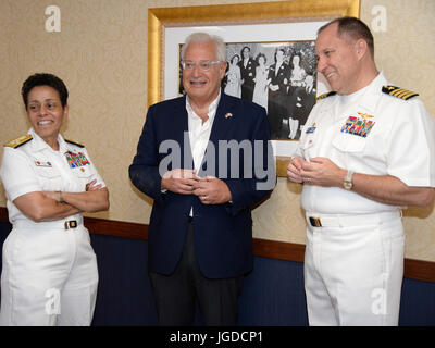 Stati Uniti Ambasciatore di Israele David Friedman e comandante, U.S. Forze Navali l Europa e l Africa Adm. Michelle Howard, ha ospitato il Primo Ministro israeliano Benjamin Netanyahu a bordo della classe Nimitz USS George H. W. Bush CVN (77), ancorata al largo della costa di Haifa, Israele, lunedì 3 luglio, 2017. Il primo ministro Netanyahu era accompagnato dal ministro dei Trasporti Israele Katz, il sindaco di Haifa Yona Yahav e IDF Vice Capo del Personale Il Mag. Gen. Aviv Kochavi. Il primo ministro Netanyahu e la delegazione israeliana hanno dato un tour della nave da Adm posteriore. Kenneth Whitesell, Commander, Carrier Strike gruppo 2, un Foto Stock