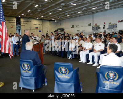 Stati Uniti Ambasciatore di Israele David Friedman e comandante, U.S. Forze Navali l Europa e l Africa Adm. Michelle Howard, ha ospitato il Primo Ministro israeliano Benjamin Netanyahu a bordo della classe Nimitz USS George H. W. Bush CVN (77), ancorata al largo della costa di Haifa, Israele, lunedì 3 luglio, 2017. Il primo ministro Netanyahu era accompagnato dal ministro dei Trasporti Israele Katz, il sindaco di Haifa Yona Yahav e IDF Vice Capo del Personale Il Mag. Gen. Aviv Kochavi. Il primo ministro Netanyahu e la delegazione israeliana hanno dato un tour della nave da Adm posteriore. Kenneth Whitesell, Commander, Carrier Strike gruppo 2, un Foto Stock