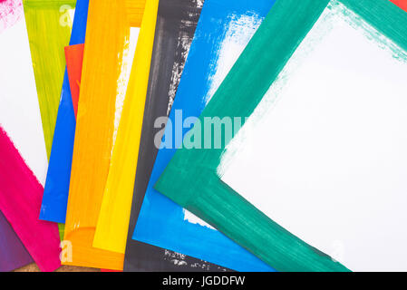 Gruppo di dipinti multicolori fogli di carta Foto Stock