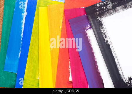 Gruppo di dipinti multicolori fogli di carta Foto Stock