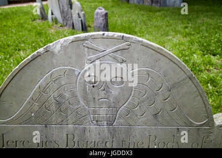 Il teschio alato e crossbones sulle lapidi in copps collina di massa di seppellimento di Boston STATI UNITI D'AMERICA Foto Stock