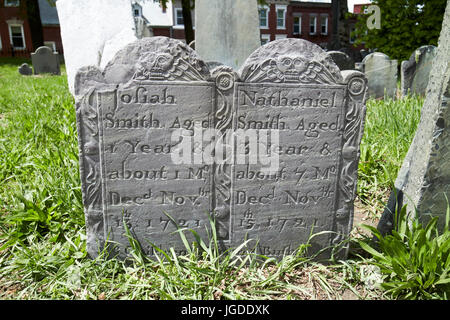 Doppio grave le lapidi per due giovani bambini giosia e nathaniel smith che morì nel 1721 in copps collina di massa di seppellimento di Boston STATI UNITI D'AMERICA Foto Stock