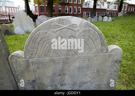 Il teschio alato e crossbones sulle lapidi in copps collina di massa di seppellimento di Boston STATI UNITI D'AMERICA Foto Stock