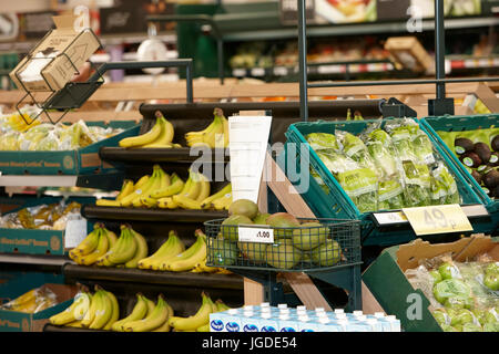 Frutta fresca e verdura sugli scaffali in vendita il supermercato Tesco Foto Stock