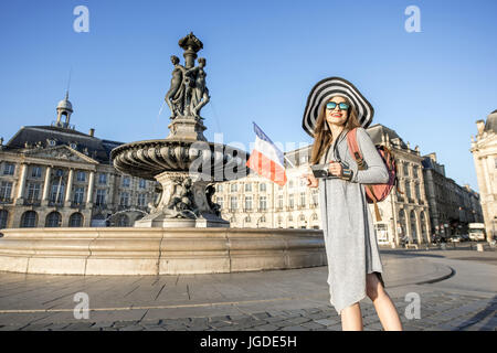 Donna che viaggia nella città di Bordeaux Foto Stock