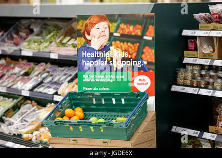 Libera la frutta per bambini in un supermercato Tesco Foto Stock