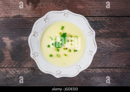 Foto aerea del francese vichyssoise minestra con copyspace Foto Stock