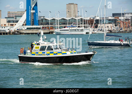 Ministero della difesa la polizia Sir Humphrey Gale di pattuglia in Portsmouth Porto. Foto Stock