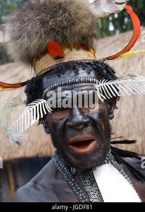 DANI VILLAGE, WAMENA, Irian Jaya, Nuova Guinea, Indonesia - 25 luglio 2009: Ritratto Dani tribù guerriero. Foto Stock