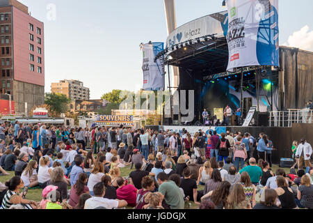 Montreal, 4 Luglio 2017: Scena campana e spettatori durante il carburante Junkie prestazioni a Montreal Jazz Festival Foto Stock