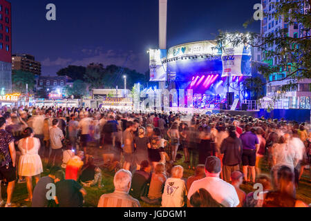 Montreal, 4 Luglio 2017: Scena campana e spettatori durante 'Ghost Town Blues Band' prestazioni a Montreal Jazz Festival Foto Stock