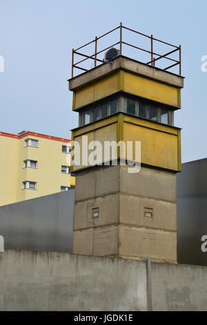 Una delle ultime tedesco orientale torre di guardia mantenuta guardare oltre la morte striscia in Bernauer Strasse e oggi è parte del Memoriale del Muro di Berlino. Foto Stock