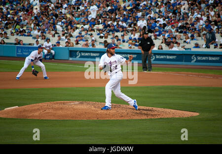 Il Dodger ace pitcher Clayton Kershaw solleva il pugno dopo colpisce un altro impasto a Dodger Stadium. Foto Stock