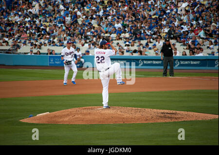 Il Dodger ace pitcher Clayton Kershaw pithcing presso il Dodger Stadium di Los Angeles, CA Foto Stock
