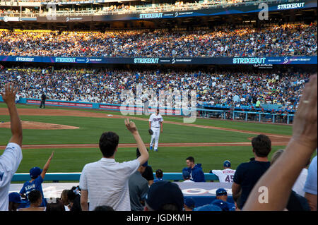 Il Dodger ace pitcher Clayton Kershaw ritorna alla piroga con applausi dai tifosi dopo un altro sciopero al di fuori di un contrasto in pastella Dodger Stadium. Foto Stock