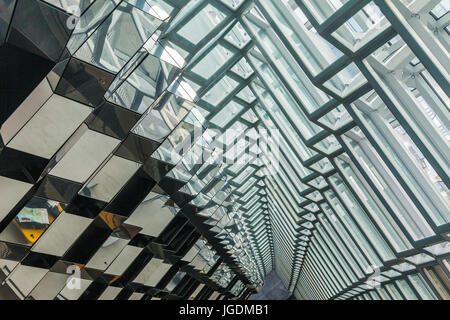 Immagine in prospettiva della parete in vetro e il soffitto in Harpa Concert Hall Foto Stock