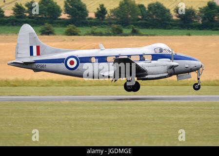 De Havilland Devon VP981 G-DHDV atterraggio a Duxford Foto Stock
