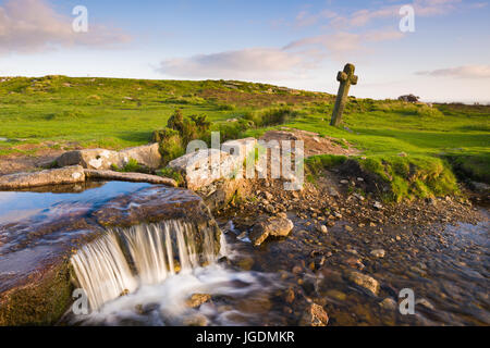 The Grimstone and Sortridge Leat and Windy Post nel Dartmoor National Park vicino a Merrivale, Devon, Inghilterra. Foto Stock