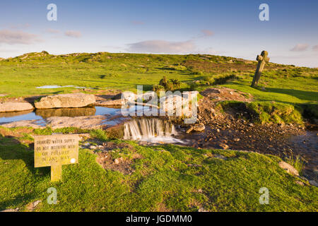 The Grimstone and Sortridge Leat and Windy Post nel Dartmoor National Park vicino a Merrivale, Devon, Inghilterra. Foto Stock