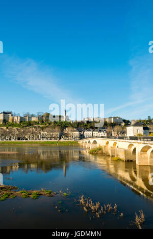 Chinon cittadina e chateau sulle rive del fiume Vienne in un assolato pomeriggio di primavera, Indre-et-Loire, Francia Foto Stock