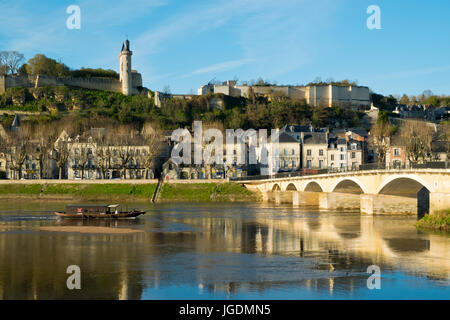 Chinon cittadina e chateau sulle rive del fiume Vienne in un assolato pomeriggio di primavera, Indre-et-Loire, Francia Foto Stock