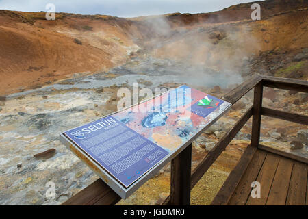 Scheda di informazioni a Seltun, campo geotermico che mostra le fumarole vulcaniche, pentole di fango e le sorgenti di acqua calda, penisola di Reykjanes, Islanda Foto Stock